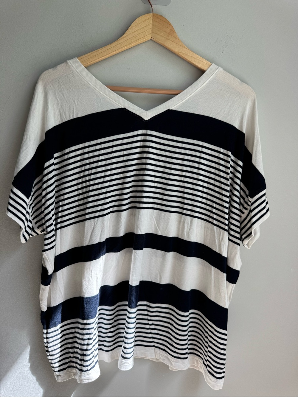 CAbi Navy and White Striped V-Neck Tee Super soft beach pool lake lounge - Picture 6 of 6